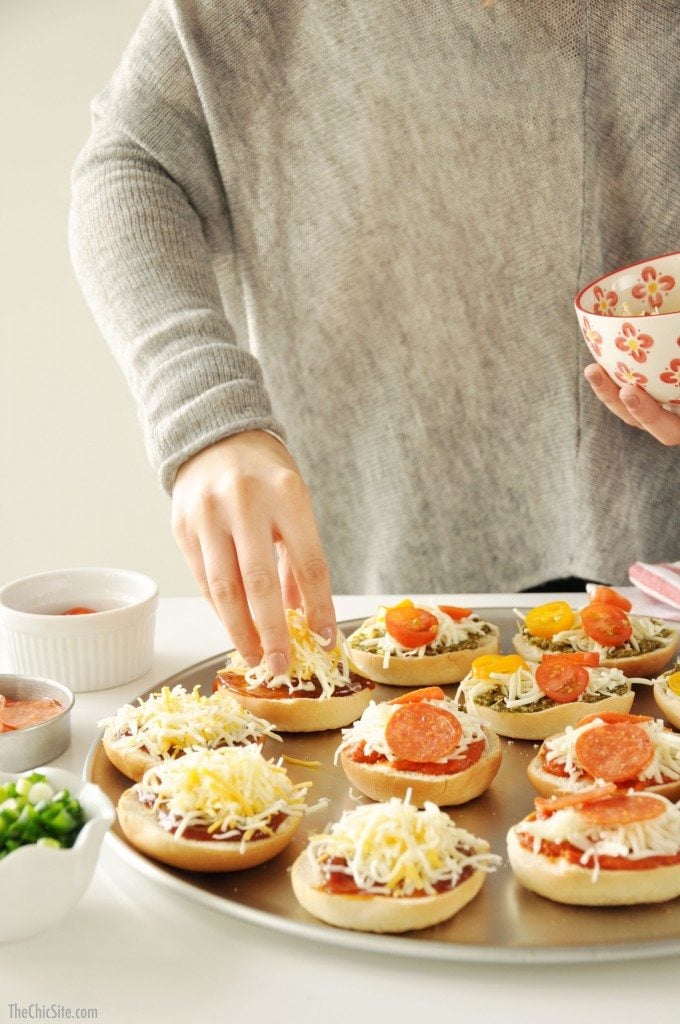 making pizza bagels