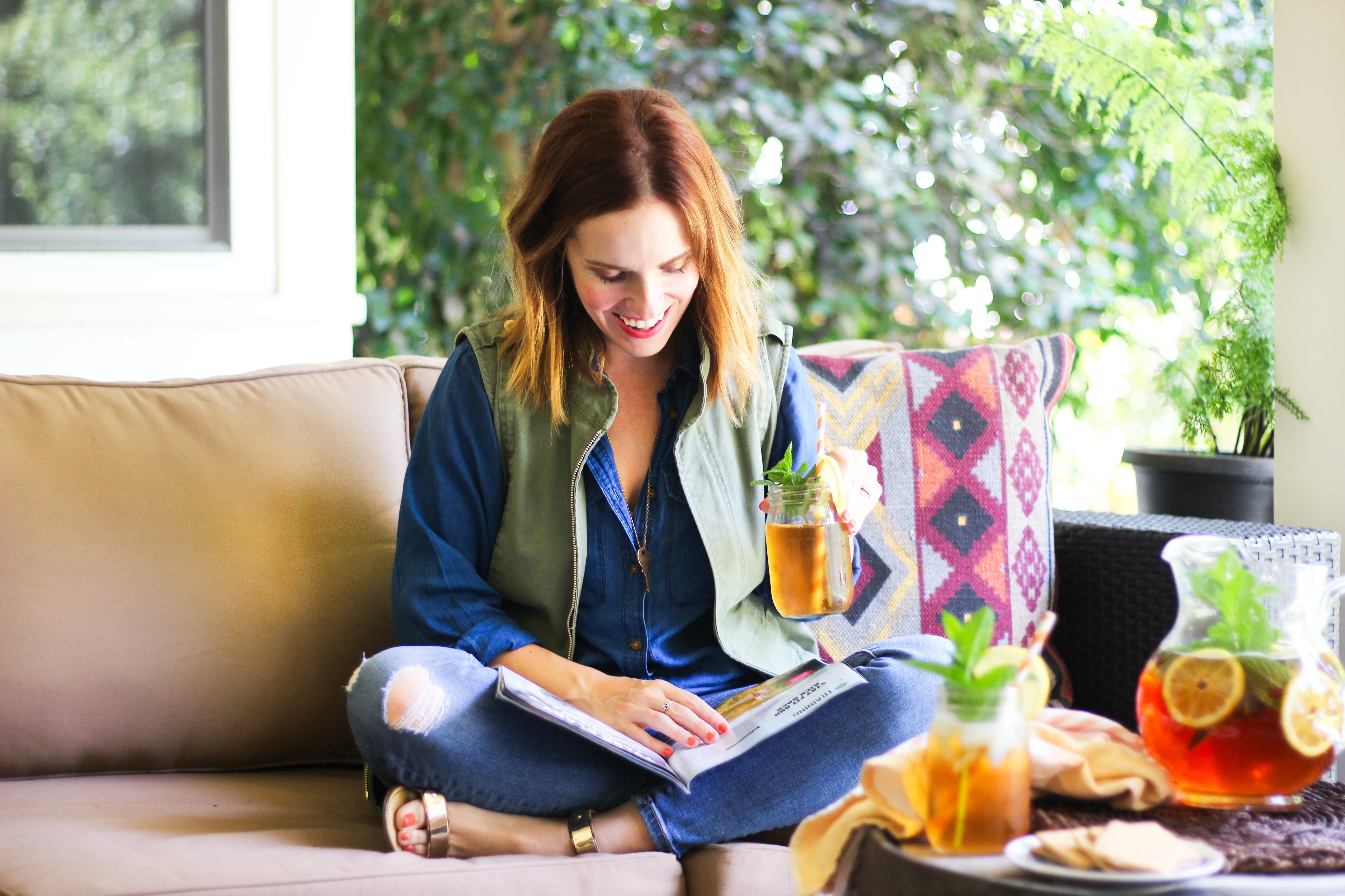 Patio lifestyle Rachel Hollis | The Chic Site